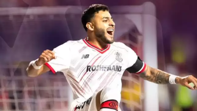 Alexis Vega celebrando el gol