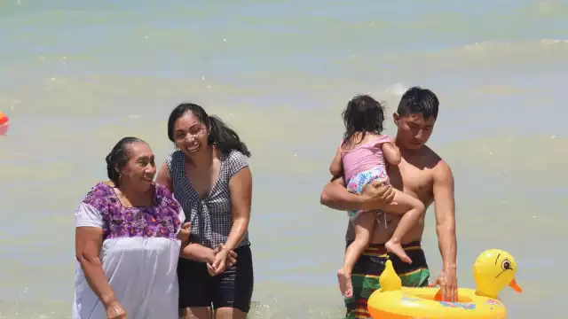 Bañistas aprovecharon el inicio del período de asueto, sin importar que la gran cantidad de sargazo en la orilla del mar