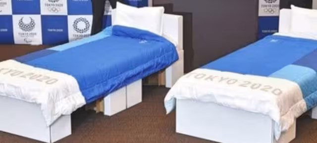 Presentan las camas 'antisexo' en los Juegos Olímpicos de París 2024