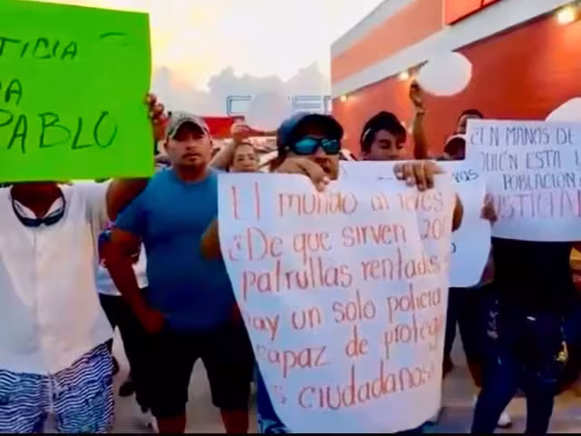 Con pancartas exigieron justicia para Pablo, quien murió por la golpiza.