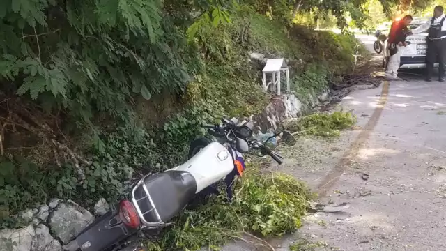 Un hombre en estado de ebriedad chocó su motocicleta contra un muro de piedra en la zona de la Escénica.