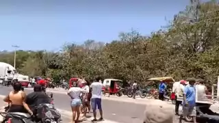 Habitantes de Nuevo Progreso y San Antonio Cárdenas mantienen el bloqueo de la carretera federal 180 hasta recibir un compromiso tangible de la CFE