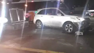 Conductor de tráiler intenta huir tras chocar contra camioneta en Escárcega