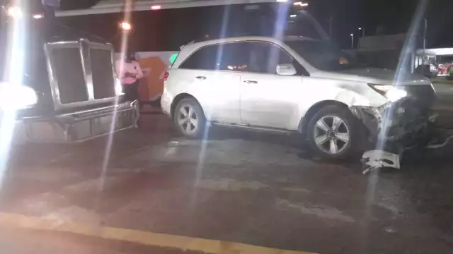 Un accidente de tránsito ocurrió entre un tráiler Kenworth y una camioneta Honda Acura en la avenida Solidaridad