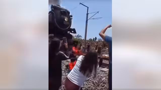 Mujer fue golpeada por máquina de vapor