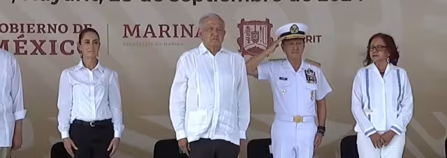 Andrés Manuel López Obrador, presidente de México (centro)