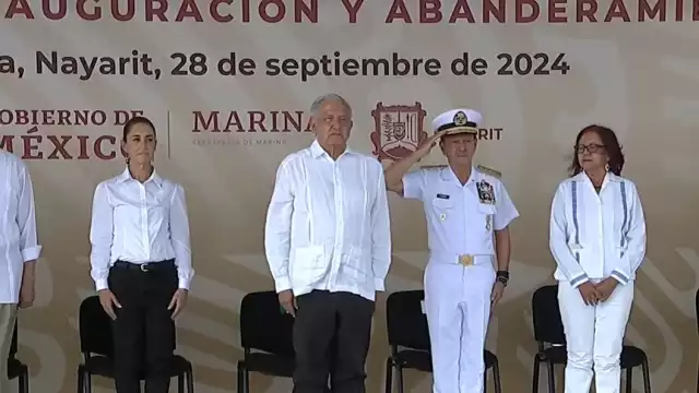 Andrés Manuel López Obrador, presidente de México (centro)