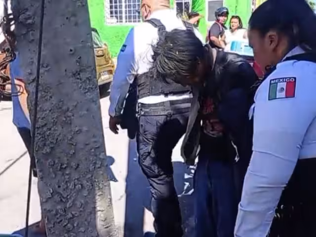 La policía rescató al sujeto cuando era golpeado por los vecinos.