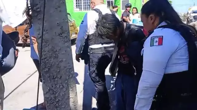 La policía rescató al sujeto cuando era golpeado por los vecinos.
