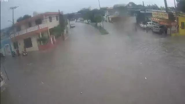 La Policía Estatal emitió un aviso vial por acumulación de agua en varias avenidas.