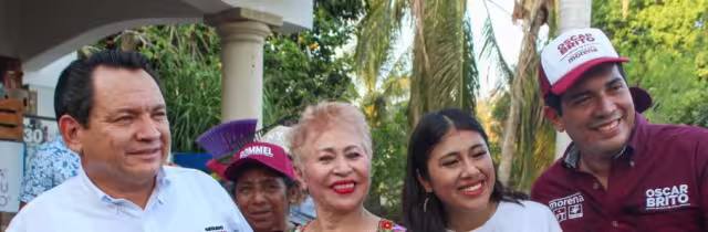 Joaquín Díaz Mena junto a Tina Tuyub en una caminata por San José Tzal