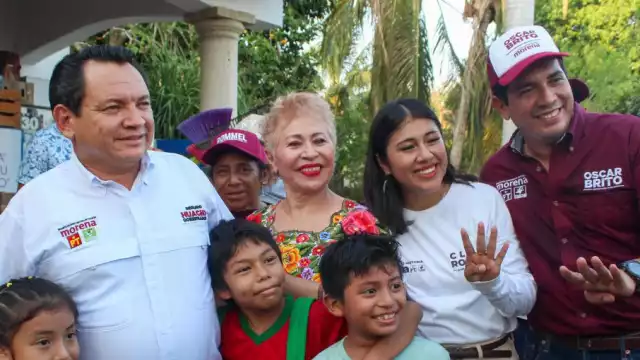 Joaquín Díaz Mena junto a Tina Tuyub en una caminata por San José Tzal