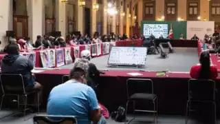 Padres de los 43 de Ayotzinapa piden a AMLO facilitar comunicación con Claudia Sheinbaum