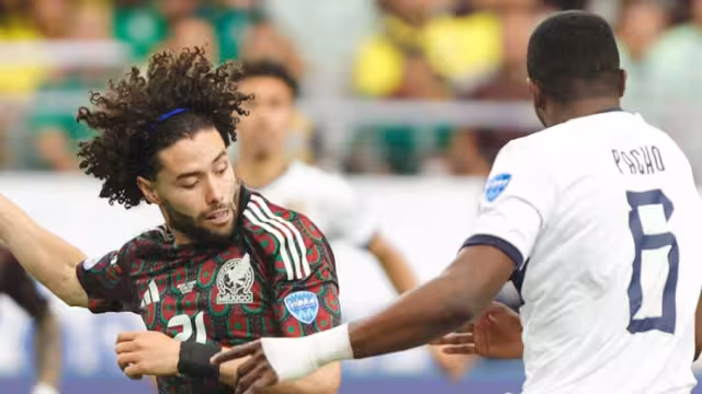 Chino Huerta disputa el esférico contra Willian Pacho en el México vs Ecuador