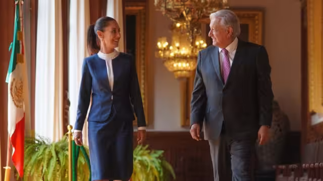 Claudia Sheinbaum y Andrés Manuel López Obrador recorren Palacio Nacional