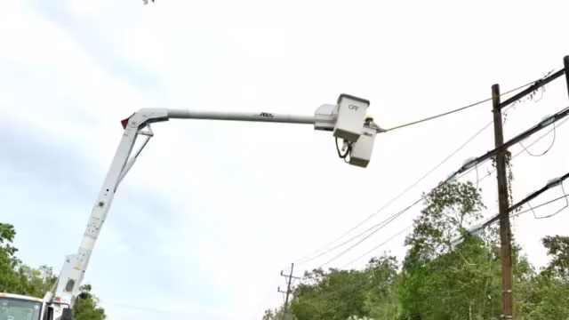 Labores de restablecimiento eléctrico en la Península de Yucatán