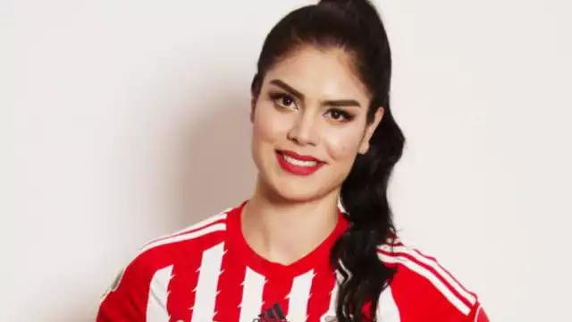 Paola Salcedo porta un jersey de Carlos Salcedo, durante su etapa como jugador de Chivas