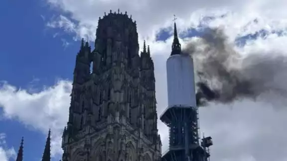 Este jueves se registró un incedio en la Catedral de Rouen en Francia Este jueves se registró un incedio en la Catedral de Rouen en Francia