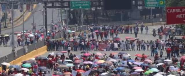 Este viernes 24 de mayo, los maestros de la CNTE bloqueros los accesos al aeropuerto capitalino