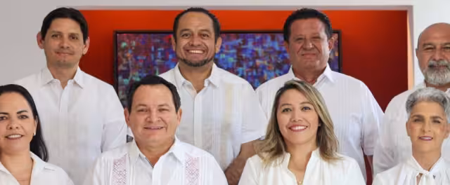 Joaquín Díaz Mena junto a la Comisión de Transición en Yucatán