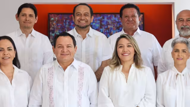 Joaquín Díaz Mena junto a la Comisión de Transición en Yucatán