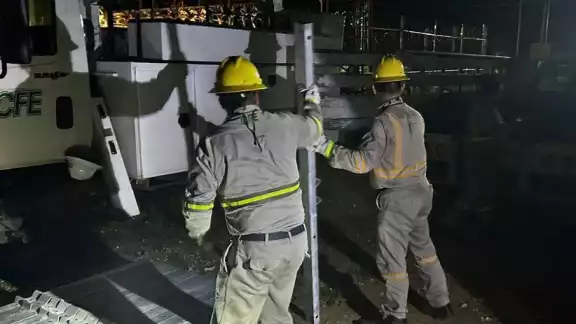 Trabajadores de CFE resuelven fallos eléctricos Trabajadores de CFE resuelven fallos eléctricos