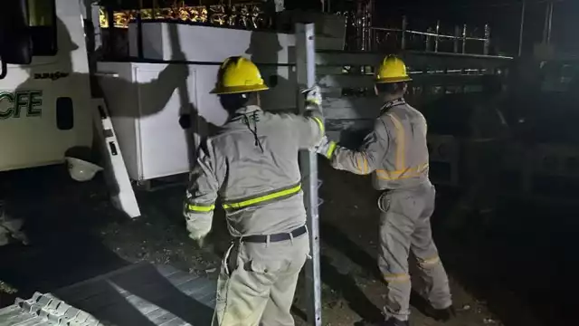 Trabajadores de CFE resuelven fallos eléctricos