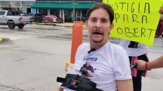 Cierran carretera para exigir justicia por Roberto González, hombre que terminó cuadrapléjico tras ataque en Playa del Carmen