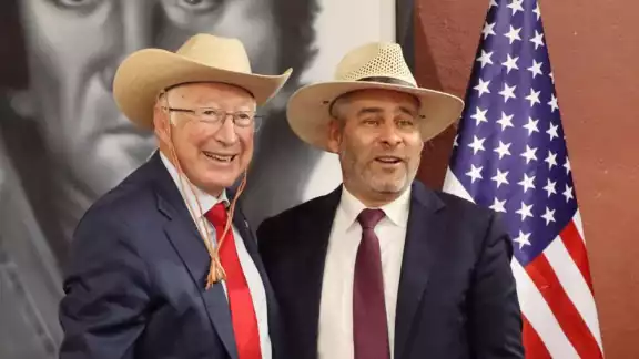Ken Salazar, embajador de Estados Unidos en México y Alfredo Ramírez Bedolla, gobernador de Michoacán