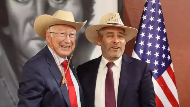 Ken Salazar, embajador de Estados Unidos en México y Alfredo Ramírez Bedolla, gobernador de Michoacán
