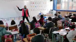 El Presidente de México anuncia aumento salarial del 10% para Maestros