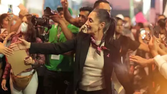 Claudia Sheinbaum saluda a sus simpatizantes en CDMX