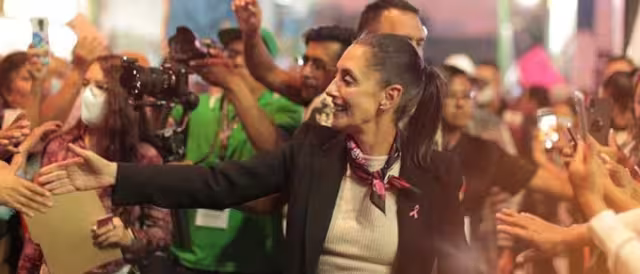Claudia Sheinbaum saluda a sus simpatizantes en CDMX