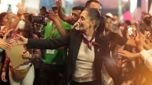 Claudia Sheinbaum saluda a sus simpatizantes en CDMX