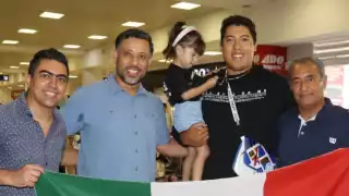 Así fue el recibimiento de Carlos Sansores en el Aeropuerto Internacional de Cancún