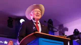 Ken Salazar rinde tributo a Benito Juárez y Dolores Huerta en la Embajada de EEUU en México