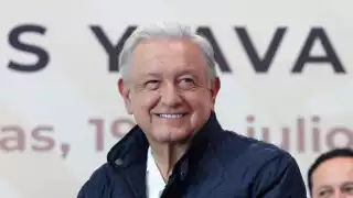 AMLO entrega 85 nuevos documentos a familiares de 43 normalistas de Ayotzinapa