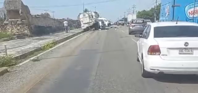 Los dos vehículos quedaron sobre uno de los carriles de la carretera Federal 307