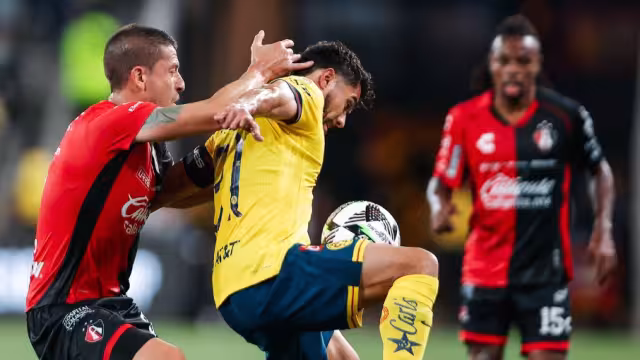 Henry Martín anotó un golazo contra Atlas