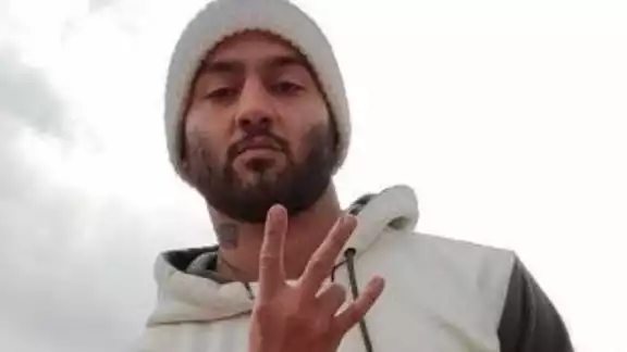 Toomaj Salehi quedó absuelto de la pena de muerte condena que se le impuso por apoyar las protestas por la muerte de la joven Mahsa Amini