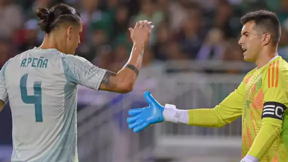 Alexis Peña y Julio González, titulares con la Selección Mexicana frente a Bolivia Alexis Peña y Julio González, titulares con la Selección Mexicana frente a Bolivia