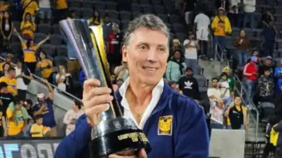 Robert Dante Siboldi celebra el triunfo en la Campeones Cup 2023 con Tigres Robert Dante Siboldi celebra el triunfo en la Campeones Cup 2023 con Tigres