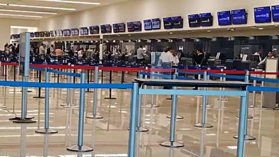 United retomó su vuelo a Houston con casi tres horas de retraso