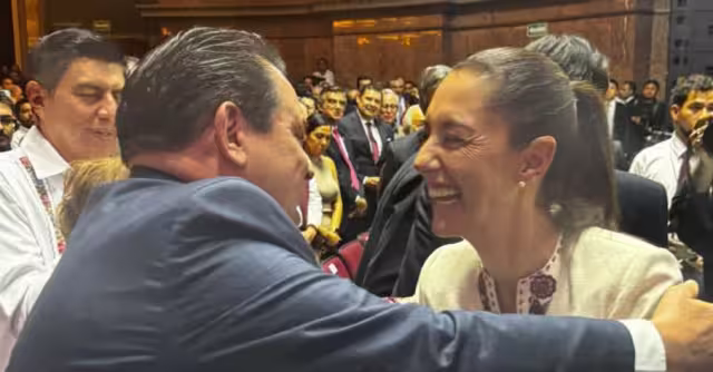 Joaquín Díaz Mena abraza a Claudia Sheinbaum en el Teatro Metropólitan