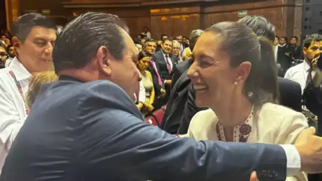 Joaquín Díaz Mena abraza a Claudia Sheinbaum en el Teatro Metropólitan