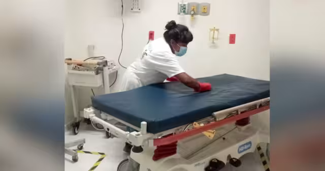 Personal de intendencia del IMSS-Bienestar en Xpujil, Calakmul, denuncia falta de pago por parte de LIMAX.