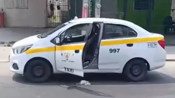 El taxista dejó su unidad a media calle y con las puertas abiertas El taxista dejó su unidad a media calle y con las puertas abiertas