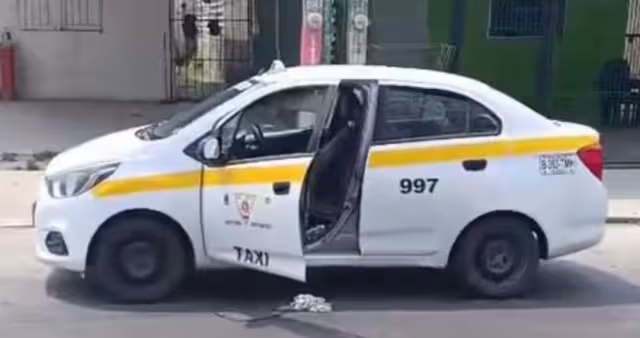 El taxista dejó su unidad a media calle y con las puertas abiertas