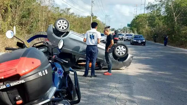 Un automovilista no pudo controlar su automóvil y terminó volcado sobre el Arco Vial de Cancún