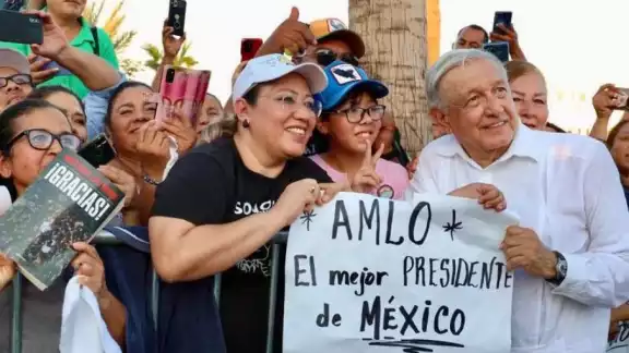Andrés Manuel López Obrador en Guaymas, Sonora Andrés Manuel López Obrador en Guaymas, Sonora